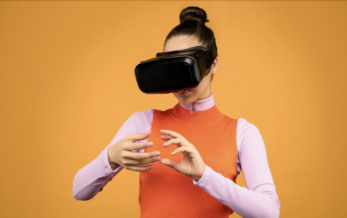 UofL researchers have developed a technology that leverages virtual reality to help combat eating disorders. (Photo: Pexels.com)